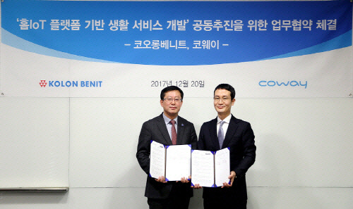 안진혁 코웨이 ICT 실장(오른쪽)과 이종찬 코오롱베니트 상무가 '홈 IoT 플랫폼 기반 생활서비스 개발' MOU를 체결하고 기념촬영을 하고 있다.  코웨이 제공